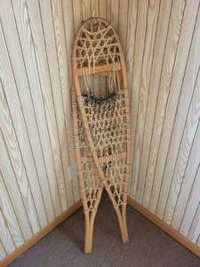 lot 176 image: Pair of Vermont Tubbs Snow Shoes - 10x46-S3