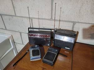 lot 332 image: Lot of Vintage AMFM Radios