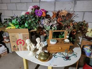 lot 339 image: Large Lot of Quality Silk Flowers, Home Dcor, and MORE NO SHIPPING