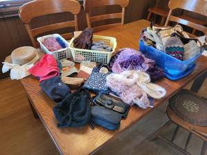 lot 357 image: Lot of Purses, Scarves, Mittens, Gloves, Hats, and MORE