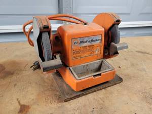 lot 405 image: 5 Black & Decker Bench Grinder - Tested and Works