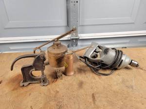 lot 406 image: Vintage SIOUX Drill, Oil Cans and More - NO SHIPPING