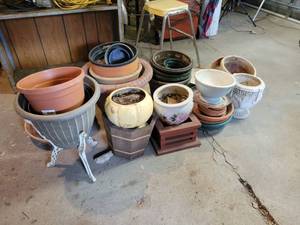 lot 412 image: Huge Lot of Flower Pots - Plastic, Ceramic, Concrete - NO SHIPPING