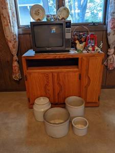 lot 34 image: Small Solid Oak TV Stand, Crocks, and Home Dcor - NO SHIPPING