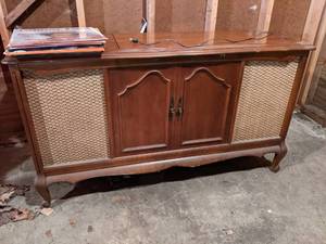 lot 218 image: Vintage ELECTROHOME Console Radio  Phonograph - Radio Works and Turntable Spins, Good Sound - NO SHIPPING