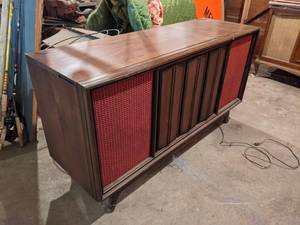 lot 219 image: Vintage SYLVANIA Console Radio  Phonograph - Powers on and Turntable Spins - NO SHIPPING