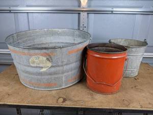 lot 231 image: Vintage Galvanized Washtub and Buckets - NO SHIPPING