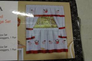 lot 103 image: NEW Gala Embellished Tailored Cottage Window Treatment Set