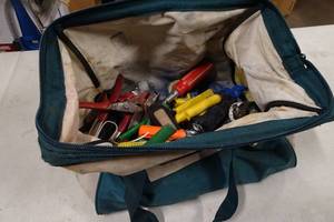 lot 185 image: Bosch Bag with Assorted Hand Tools - Wiss Snips