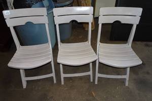 lot 250 image: 3 Folding Plastic Patio Chairs