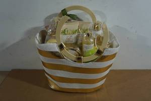 lot 37 image: NEW Elmtree and York Spiced Vanilla Gift Set