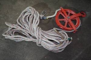 lot 135 image: Manual Rope Hoist - 1000 Lb