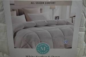 lot 151 image: Martha Stewart White Feather and Down Comforter - FullQueen