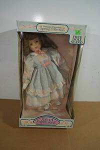 lot 204 image: Soft Expressions Spring Collection Porcelain Collector Doll