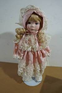 lot 206 image: Seymour Mann Porcelain Collector Doll