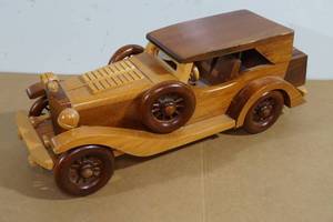 lot 221 image: Wood Classic Car Scale Model - 1935 Auburn