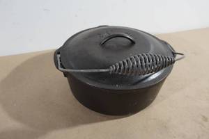lot 192 image: Lodge 8 Cast Iron Dutch Oven