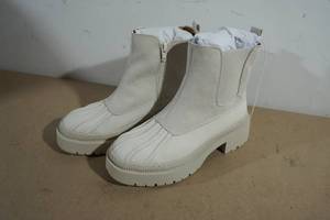 lot 226 image: NEW Universal Thread Ella Boots - Womens 7