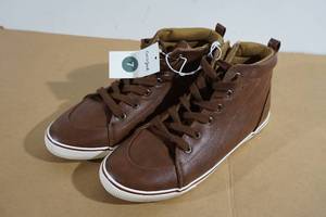 lot 239 image: NEW Cat and Jack Brown Shoes - Boys 7