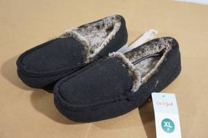 lot 243 image: NEW Cat and Jack Slippers - XL6