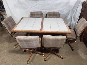 lot 1 image: Nice Tile Table with Rolling Chairs