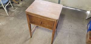 lot 9 image: Vintage White Rotary Sewing Machine