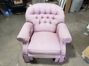 lot 11 image: Mauve Colored La-Z-Boy Chair