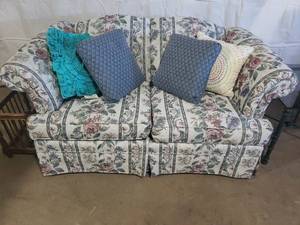 lot 22 image: Broyhill Love Seat