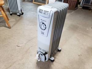 lot 17 image: Comfort Zone Oil Filled Radiator Heater