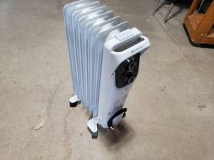 lot 18 image: Comfort Zone Oil Filled Radiator Heater
