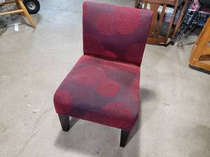 lot 24 image: Armless Chair