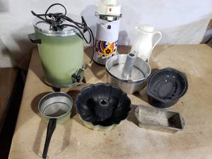 lot 34 image: Misc. Kitchen Items