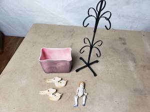 lot 48 image: Royal Windsor Vase and Other Decor