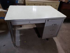 lot 75 image: Older Desk