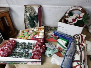 lot 97 image: Lot of Christmas Decor Items