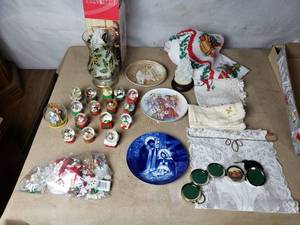 lot 100 image: Lot of Misc. Christmas Decor Items