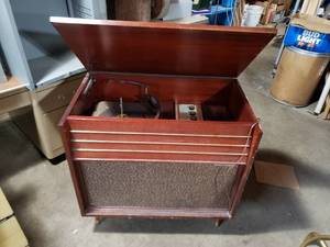 lot 68 image: Vintage Stereophonic Record Player