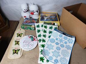 lot 103 image: Christmas Puzzles and Other Decor