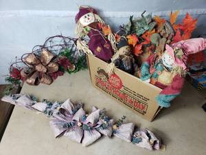 lot 104 image: Box of Various Fall Decor