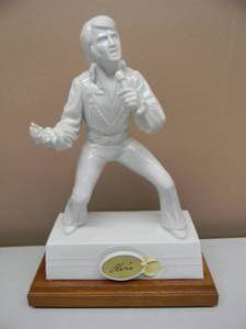 VINTAGE Elvis THE ELVIS DESIGNER COLLECTION FROM MCCORMICK - Elvis Designer lll By David Klahn 12 of 921 WHISKEY DECANTER MUSIC BOX - STILL IN ORIGINAL BOX WITH COA - FANTASTIC PIECE - NICE - APPROX 16 - SEE PICTURES