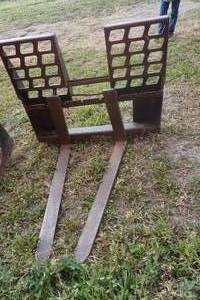 lot 3 image: Quick attach Forklift Attachment