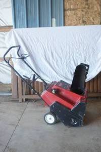 lot 27 image: Toro CCR2000E Snow Blower