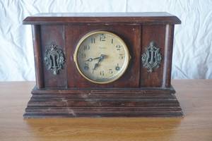 lot 32 image: Antique Clock