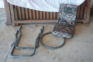lot 38 image: Camo Blind Chair