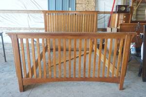lot 39 image: Oak Bedroom Set