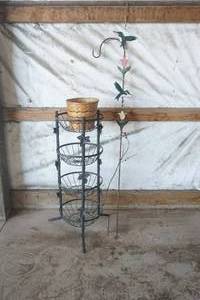 lot 55 image: lawn decor