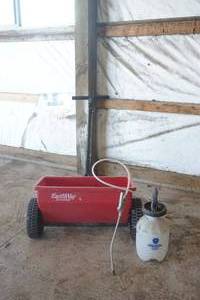 lot 59 image: Earth Way Ev-n-spred & Weed sprayer