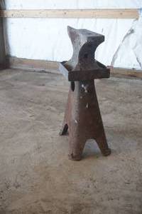 lot 82 image: Anvil and stand
