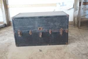 lot 116 image: Large Vintage Traveling Dresser Chest