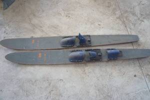 lot 122 image: 67 Water skis